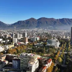 Tirana: co zwiedzić? Przewodnik po atrakcjach i weekendowym wypadzie