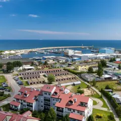 Widok na port i miasteczko nad morzem. Zastanawiasz się, ile kosztuje nocleg w tej okolicy?
