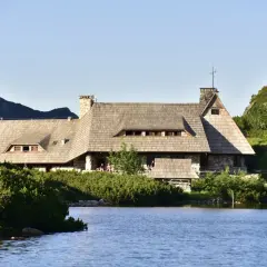 Ile kosztuje nocleg w schronisku? Ceny i praktyczne porady