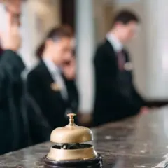Kto pracuje w hotelu? Kluczowe role i działy w branży