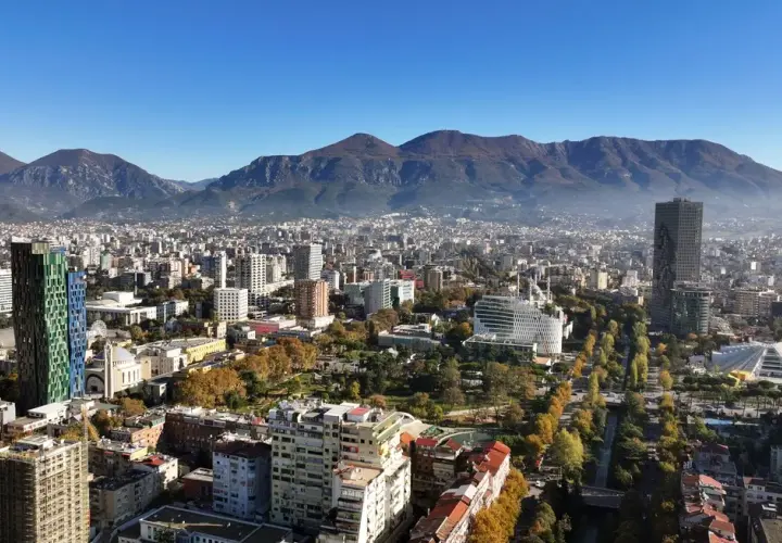Tirana: co zwiedzić? Przewodnik po atrakcjach i weekendowym wypadzie