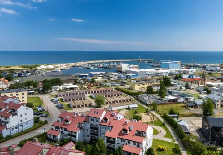 Widok na port i miasteczko nad morzem. Zastanawiasz się, ile kosztuje nocleg w tej okolicy?