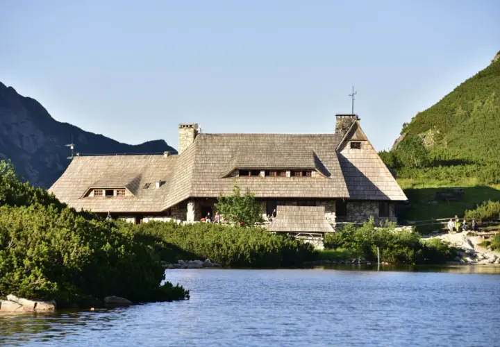 Ile kosztuje nocleg w schronisku? Ceny i praktyczne porady
