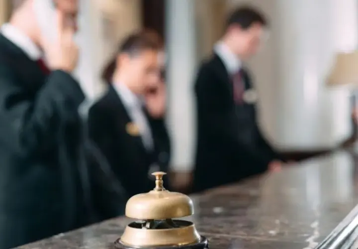 Kto pracuje w hotelu? Kluczowe role i działy w branży