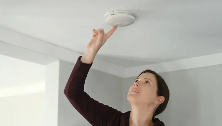 Oszukanie czujnika dymu w hotelu? Groźne konsekwencje i kary