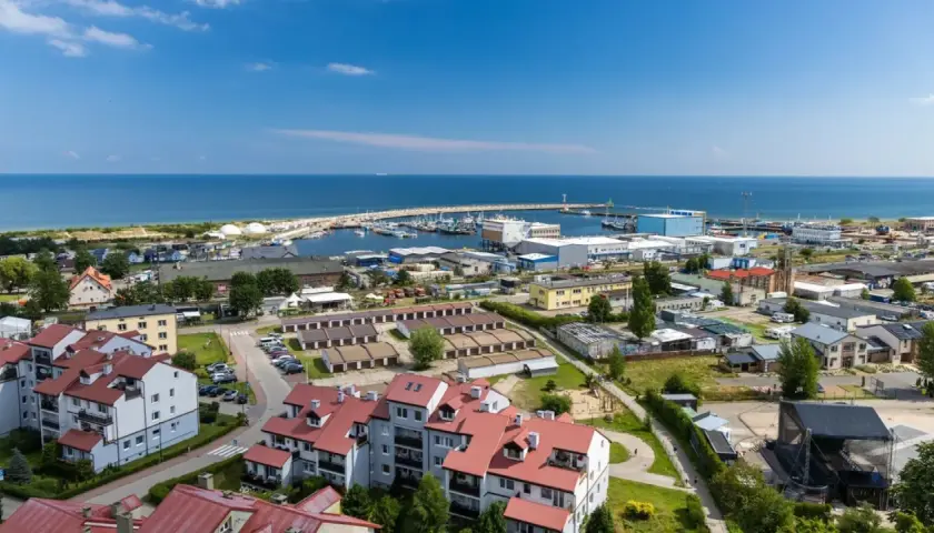 Widok na port i miasteczko nad morzem. Zastanawiasz się, ile kosztuje nocleg w tej okolicy?