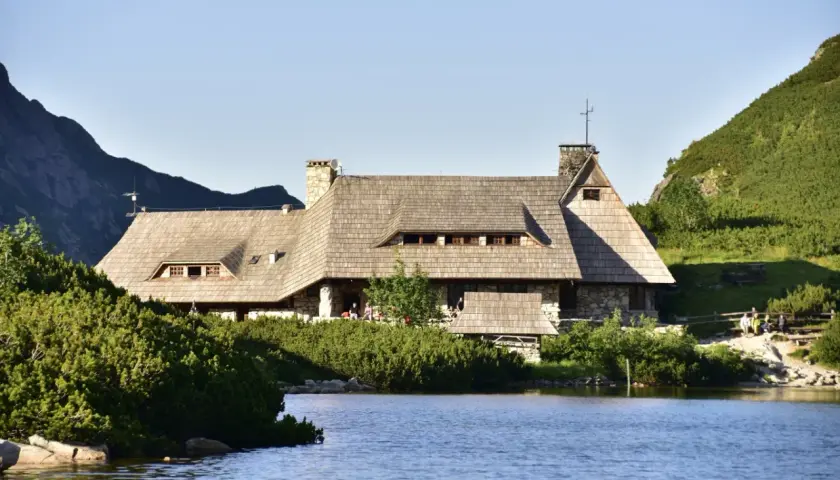 Ile kosztuje nocleg w schronisku? Ceny i praktyczne porady