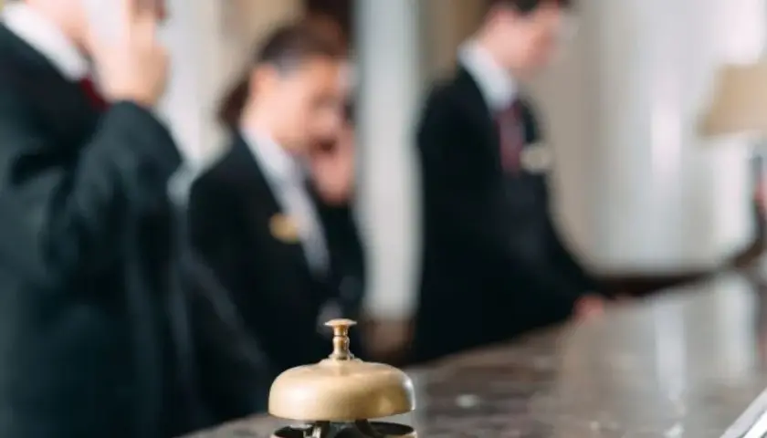 Kto pracuje w hotelu? Kluczowe role i działy w branży