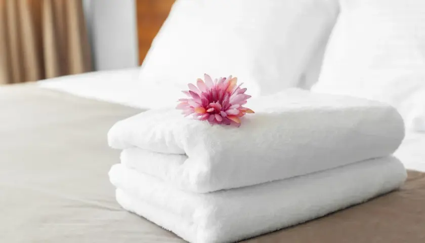 Ręczniki w hotelu: Czy musisz pakować własny? Sprawdź!