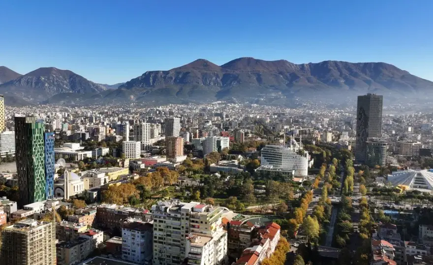 Tirana: co zwiedzić? Przewodnik po atrakcjach i weekendowym wypadzie