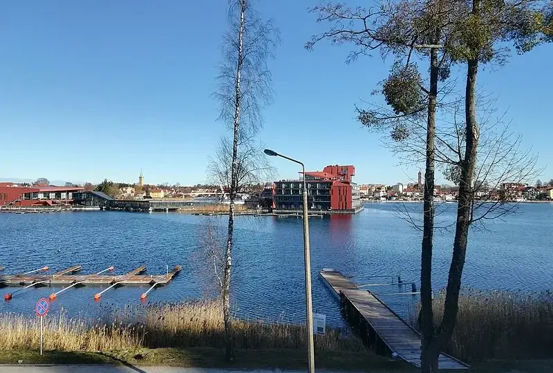 Mikołajki Pomorskie i Powiśle: Odkryj spokój, historię i naturę