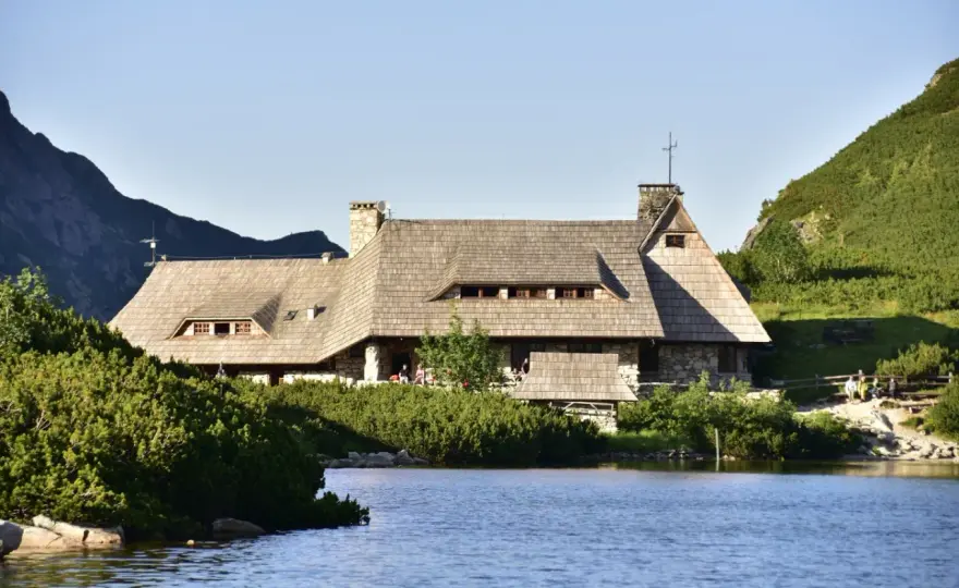 Ile kosztuje nocleg w schronisku? Ceny i praktyczne porady