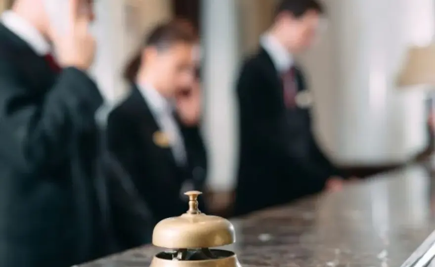 Kto pracuje w hotelu? Kluczowe role i działy w branży
