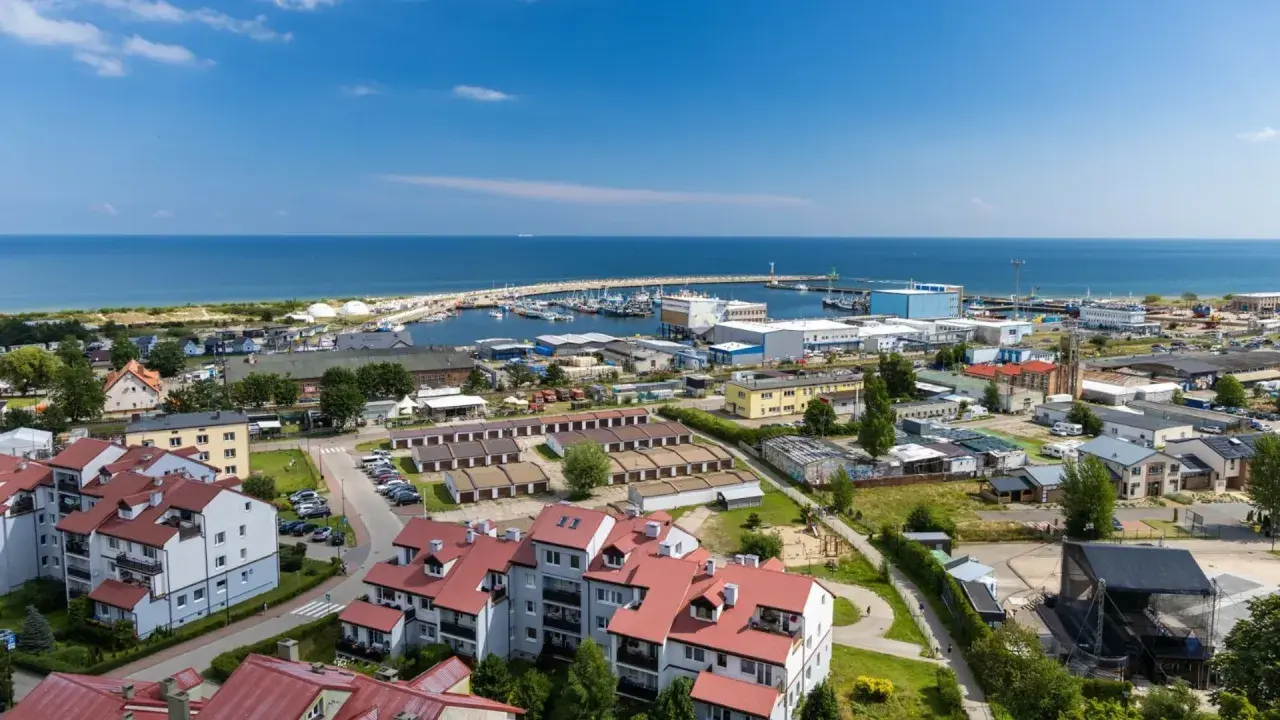 Widok na port i miasteczko nad morzem. Zastanawiasz się, ile kosztuje nocleg w tej okolicy?