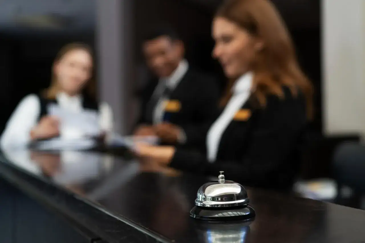 Recepcjonistki w hotelu pracują przy ladzie. Zastanawiasz się, ile zarabia recepcjonistka w hotelu?