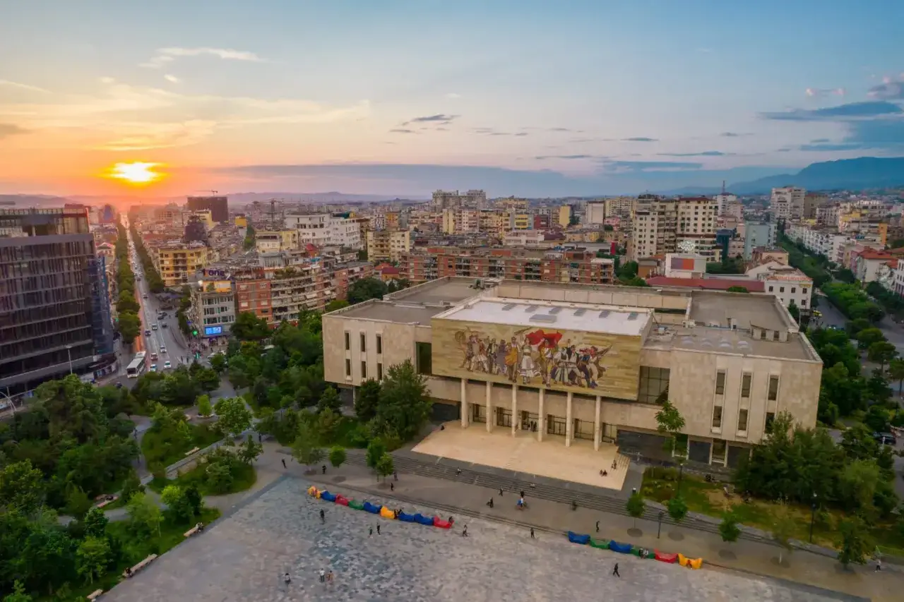 Zdjęcie Tirana: co zwiedzić? Przewodnik po atrakcjach i weekendowym wypadzie