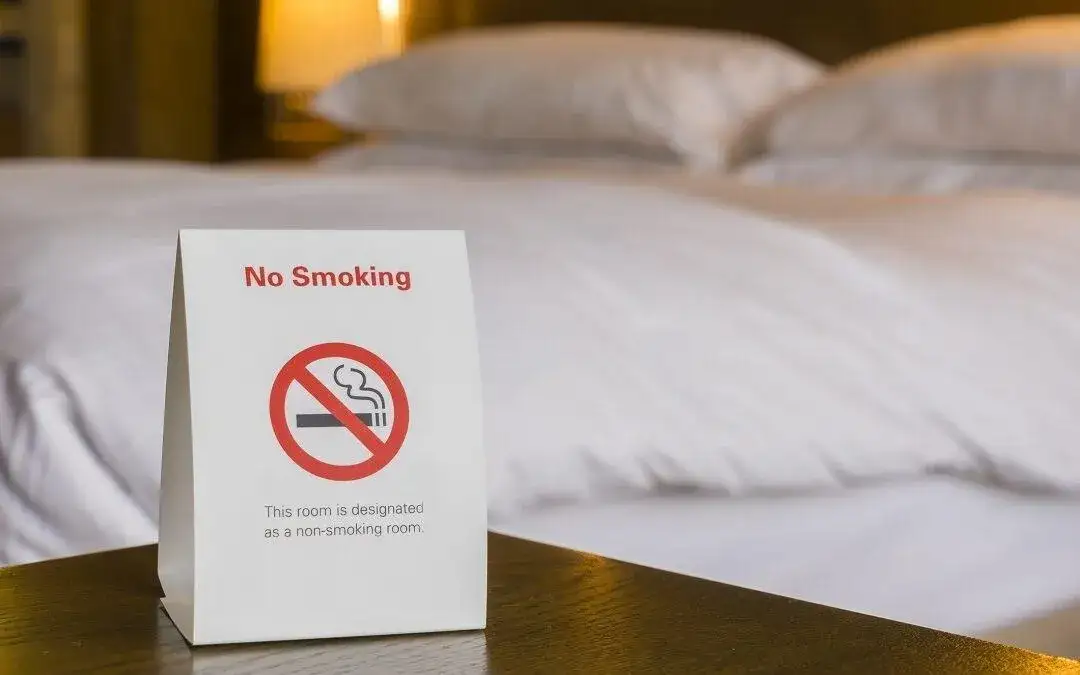 Zdjęcie Palenie w hotelu: Kara, przepisy i legalne alternatywy